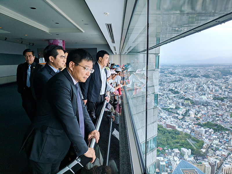 Đoàn công tác tỉnh Quảng Ninh tham quan tòa nhà Yokohama Landmark Tower ngắm nhìn thành phố thông minh Yokohama từ trên cao.
