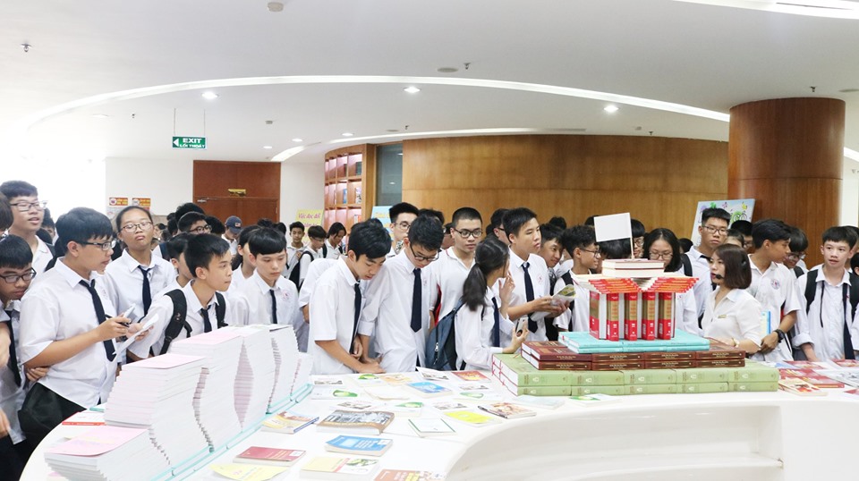 Học sinh Trường THPT Chuyên Hạ Long tham quan triển lãm sách.