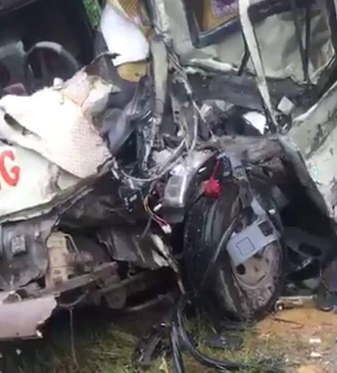Hiện trường tai nạn xe khách và xe tải trên QL32 khiến 6 người bị thương