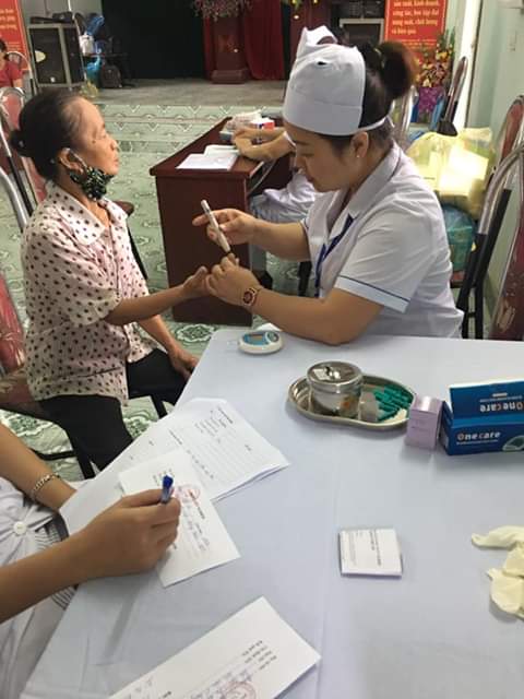 Các y, bác sỹ khám bệnh cho người dân thôn Tân Tiến, xã An Sinh (TX Đông Triều).