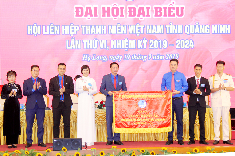 Đại diện Trung ương Hội LHTN VN tặng bức trướng cho Hội LHTN VN tỉnh Quảng Ninh.