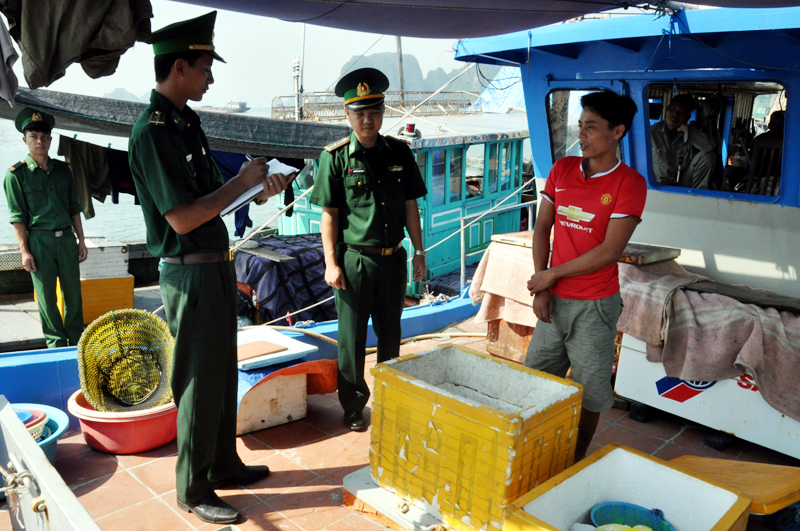 Hải đội 2 Biên phòng tổ chức tuyên truyền, phổ biến các quy định về bảo vệ nguồn lợi thủy sản cho ngư dân trên Vịnh Hạ Long.