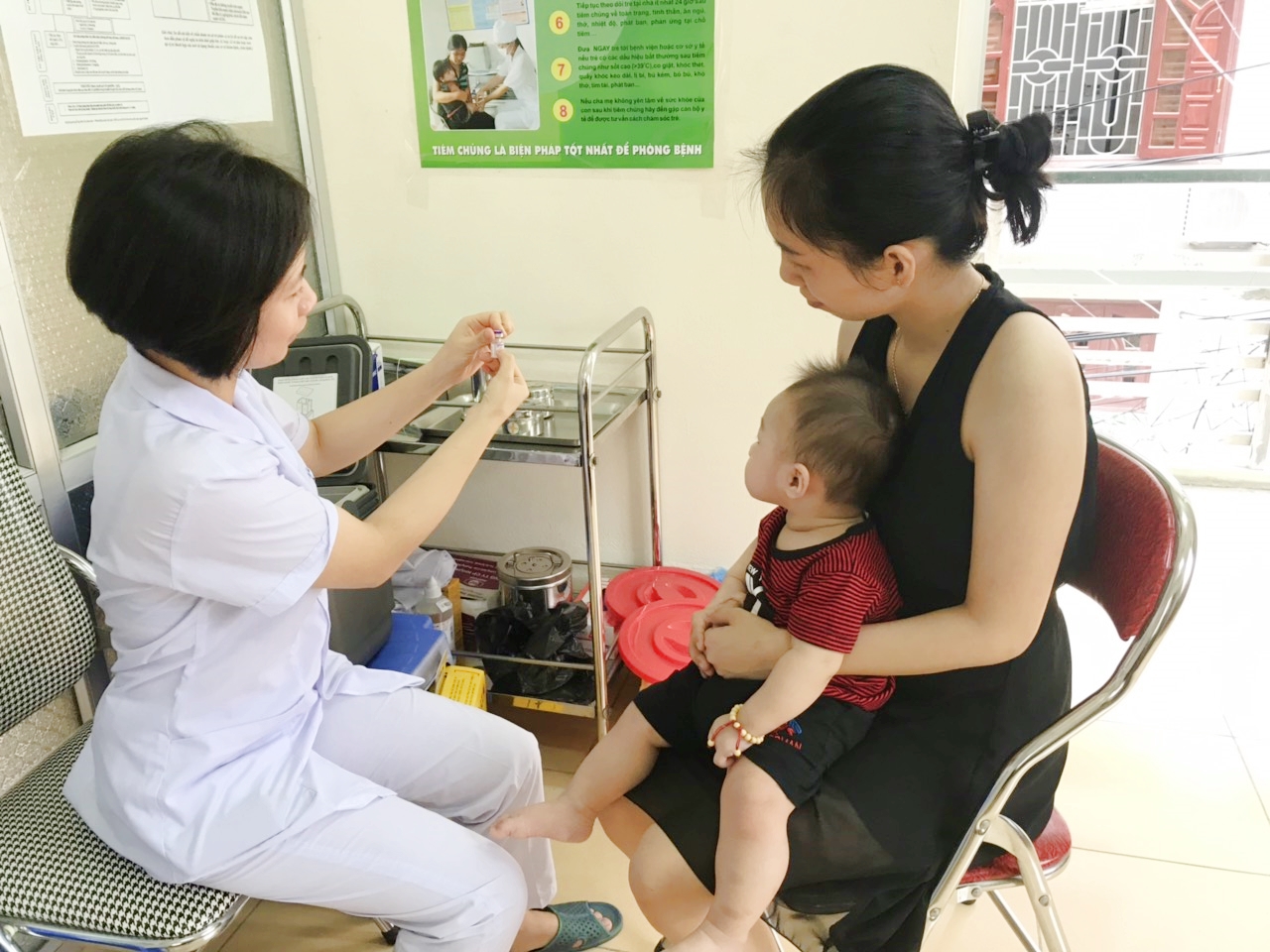 Trẻ được tiêm phòng tại Trạm y tế phường Bạch Đằng (TP Hạ Long).
