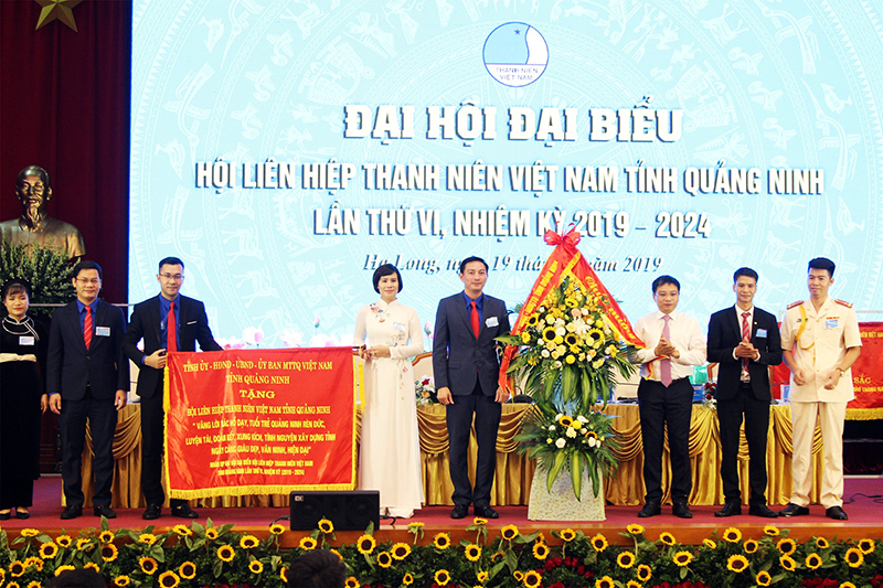 Đồng chí Nguyễn Văn Thắng, Chủ tịch UBND tỉnh tặng hoa và bức trướng cho Hội LHTN Việt Nam tỉnh Quảng Ninh.