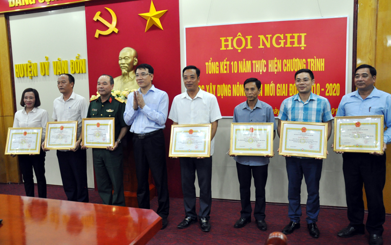 Lãnh đạo huyện Vân Đồn trao giấy khen cho những tập thể, cá nhân xuất sắc trong 10 năm thực hiện Chương trình mục tiêu Quốc gia xây dựng NTM giai đoạn 2010-2020