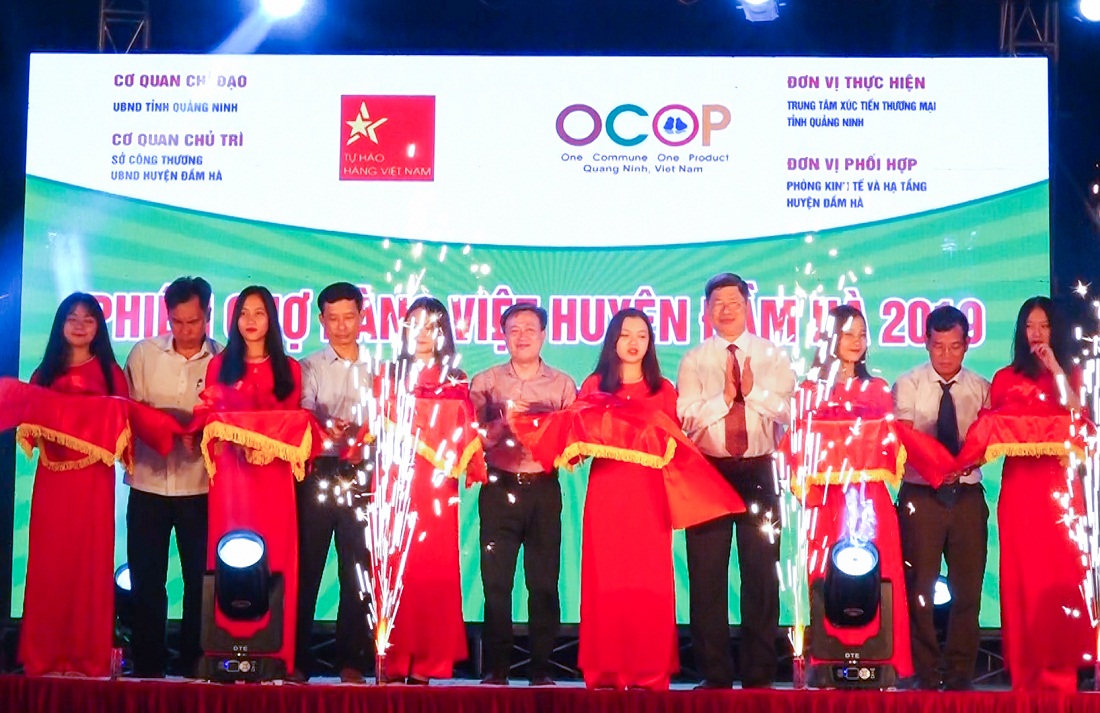 Lãnh đạo UBND huyện Đầm Hà cắt băng khai mạc Hội chợ OCOP và thương mại huyện ngày 15/9. Ảnh: Quốc Nghị (CTV).
