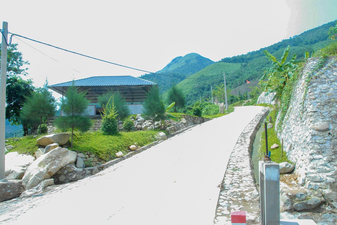Khu du lịch thác Bạch Vân, bản Tầm Làng (xã Quảng An, huyện Đầm Hà) đang được đầu tư hạ tầng giao thông để phục vụ du khách đến tham quan, trải nghiệm.