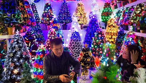  Đèn trang trí cây thông Noel được bày bán tại chợ ở thành phố Nghĩa Ô (Trung Quốc). Đây là một trong những mặt hàng được Mỹ miễn thuế đợt này. Ảnh: Jazeera.