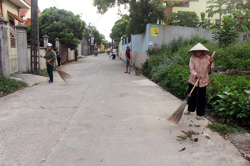 Người dân trên địa bàn thị xã Quảng Yên ra quân dọn vệ sinh môi trường tại khu dân cư.