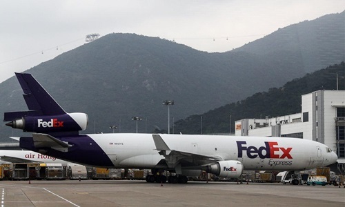 Máy bay vận chuyển hàng của công ty chuyển phát nhanh FedEx tại sân bay quốc tế Hong Kong. Ảnh: ZUMA Press.