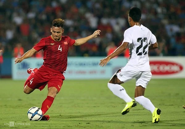 Hậu vệ Hồ Tấn Tài trong trận giao hữu thắng Myanmar 2-0 ở sân Phú Thọ. Ảnh: Lâm Thoả.