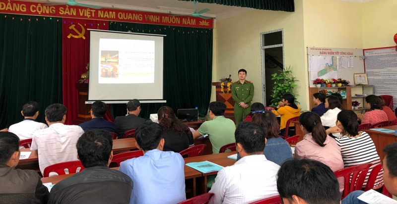 Công an huyện Vân Đồn tuyên truyền PCCC đến cán bộ, giáo viên các trường học tại địa phương.