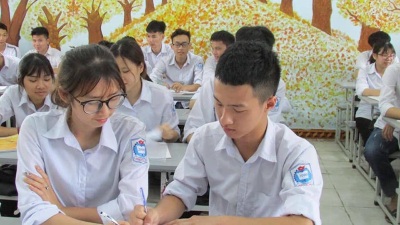 Nguyễn Tuấn Anh cùng bạn học trong lớp.
