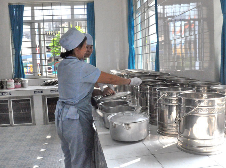 Chuẩn bị  dụng cụ chia thức ăn để chuyển cho các lớp tại bếp ăn Trường Mầm non Hà Tu, TP Hạ Long. Ảnh: Thu Nguyệt.