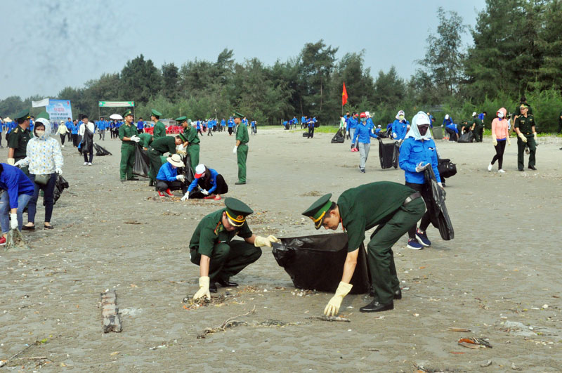 CBCS Đồn Biên phòng Trà Cổ tham gia Chiến dịch Hãy làm sạch biển.