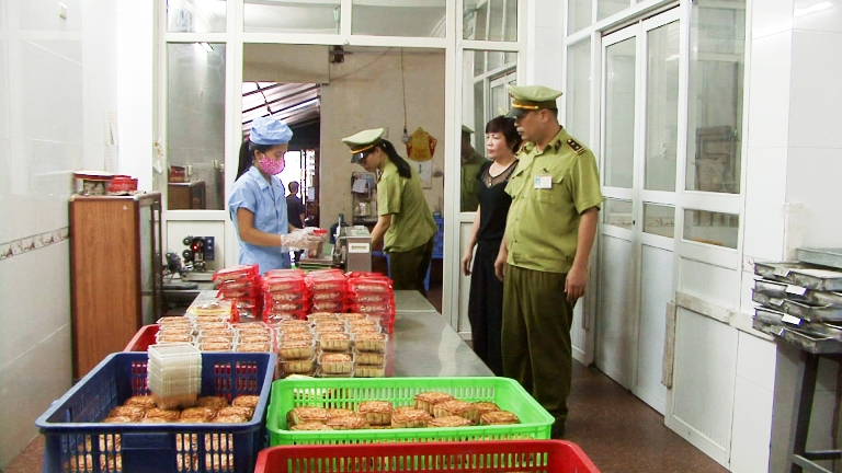 Đội QLTT số 3 kiểm tra tại cơ sở sản xuất bánh nướng, bánh dẻo Tân Hương, phường Cẩm Sơn, TP Cẩm Phả.  Ảnh: Thùy Dung (Đài Cẩm Phả)