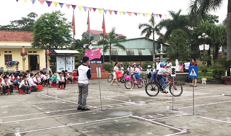 Hướng dẫn học sinh đi xe đạp an toàn tại buổi ngoại hóa 