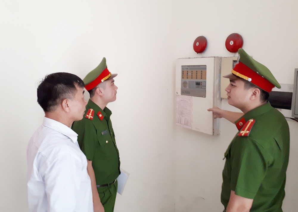 Cán bộ phòng PC07 kiểm tra hệ thống báo cháy tại chung cư 11 tầng (phường Hồng Gai, TP Hạ Long).