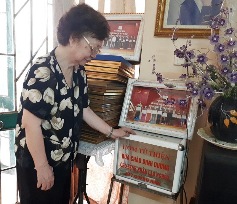 Bà Đào Thị Tuất, để hòm quỹ nhân đạo của Hội CTĐ ngay tại nhà mình để quyên góp ủng hộ người nghèo.