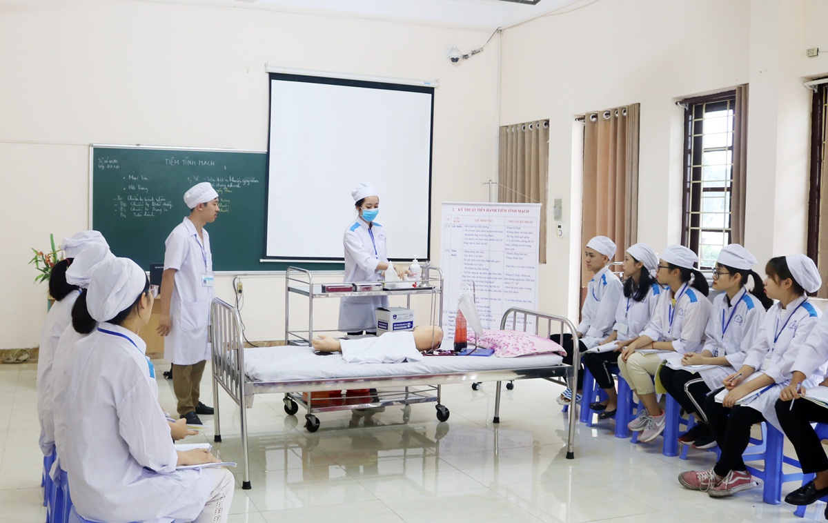 Buổi học thực hành của các sinh viên khoa Điều dưỡng, Trường Cao Đẳng Y tế Quảng Ninh.