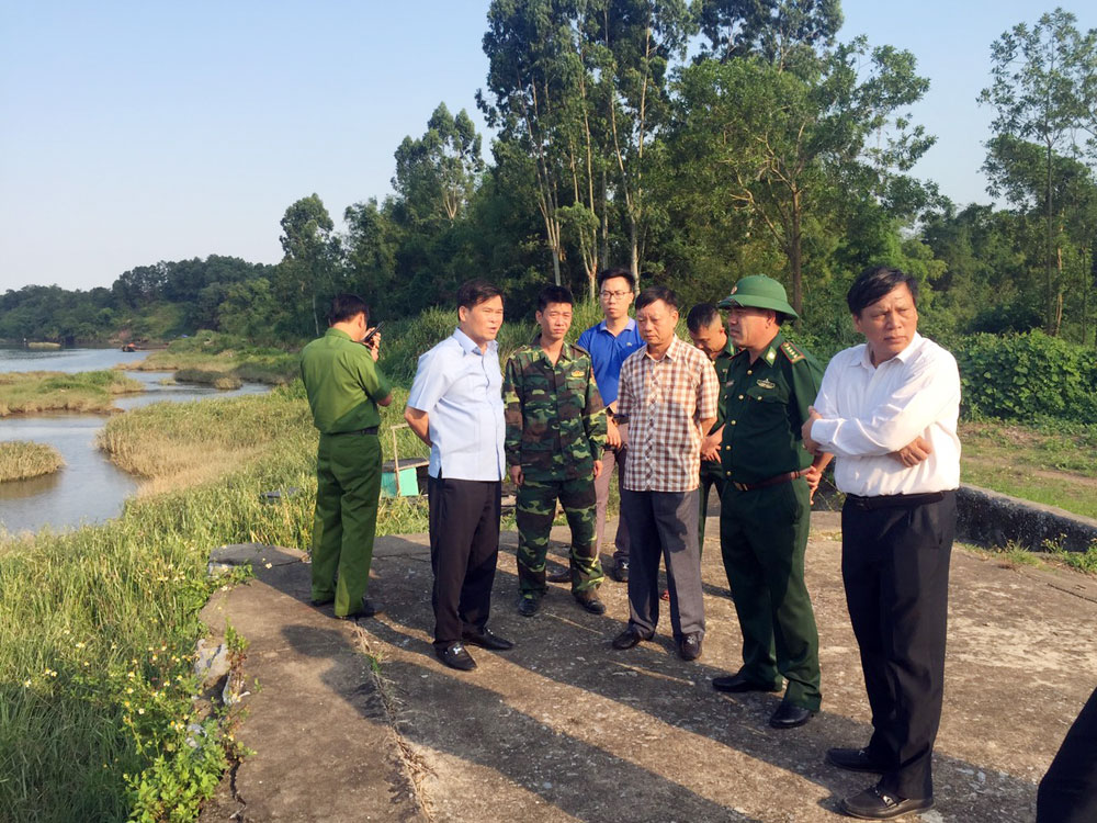 Đồng chí Phó Chủ tịch UBND tỉnh kiểm tra công tác phòng, chống buôn lậu khu vực bờ sông biên giới thuộc khu 6, phường Hải Hòa.