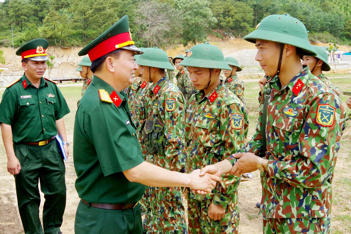 Đồng chí Lê Đình Thương, Chỉ huy trưởng Bộ CHQS trò chuyện, động viên cán bộ chiến sĩ Trung đoàn 244.