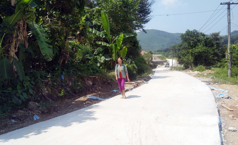 Người dân thôn Khe Phương, xã Kỳ Thượng (Hoành Bồ) trên con đường bê tông mới.
