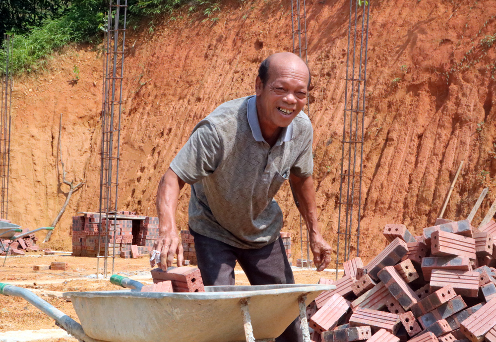Ông Triệu Quay Trình, thôn Tàu Tiên, xã Đồn Đạc (Ba Chẽ) phấn khởi chuẩn bị nguyên vật liệu để 