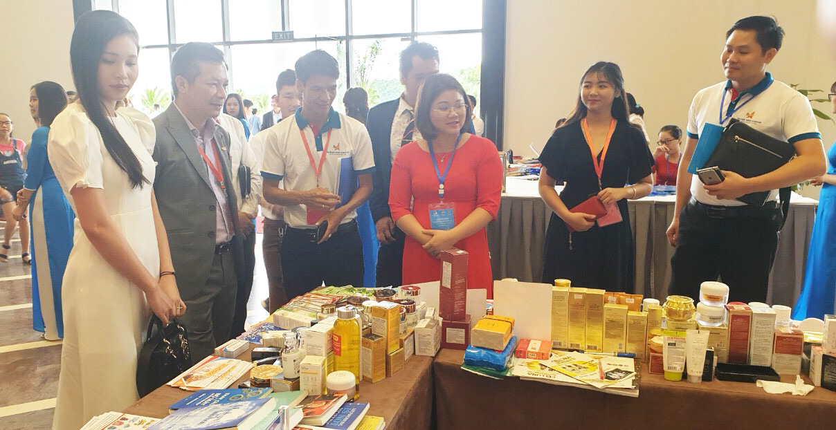 Các sản phẩm sách và mỹ phẩm của chị Bùi Thị Thu Hương tham gia trung bày, giới thiệu sản phẩm tại diễn đàn khởi nghiệp quốc gia “Khát vọng khởi nghiệp trong thời kỳ 4.0” tại TP. Hạ Long (tháng 6/2019).