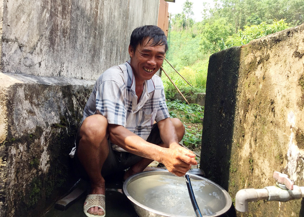 Niềm vui của ông Chíu Chăn Thống, bản Lý Quáng, xã Quảng Sơn (Hải Hà) khi được Nhà nước đầu tư hệ thống cấp nước sinh hoạt hợp vệ sinh đến tận nhà.