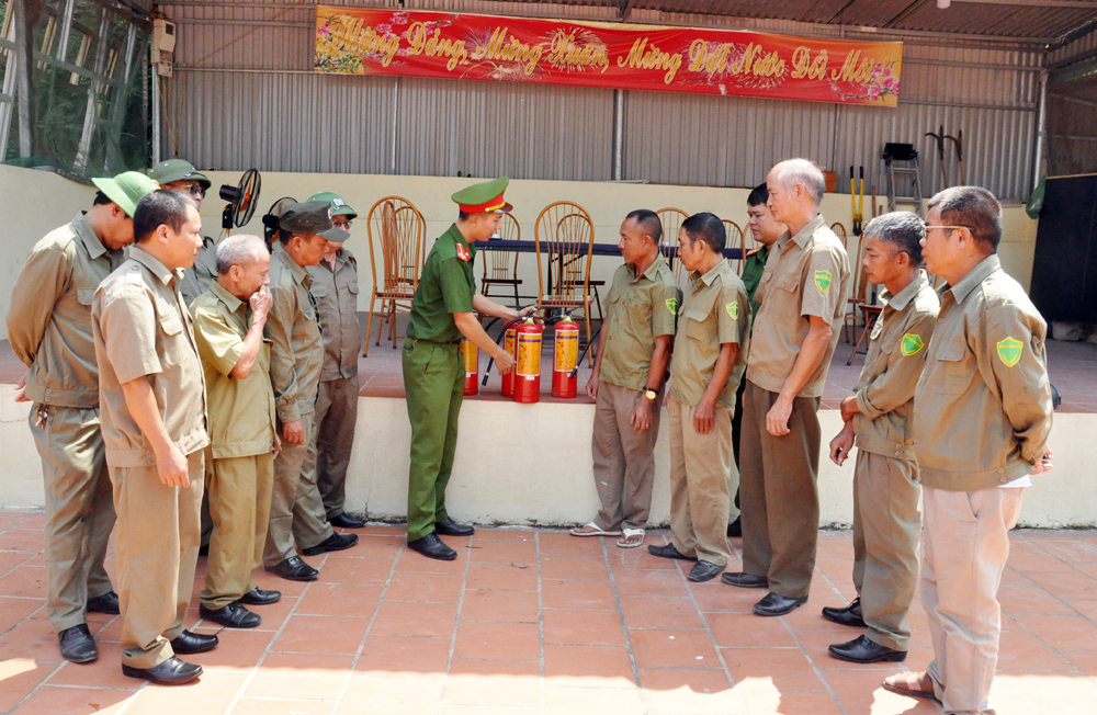 Đội Dân phòng khu phố 4 phường Giếng Đáy tham gia tập huấn công tác PCCC tại khu dân cư.