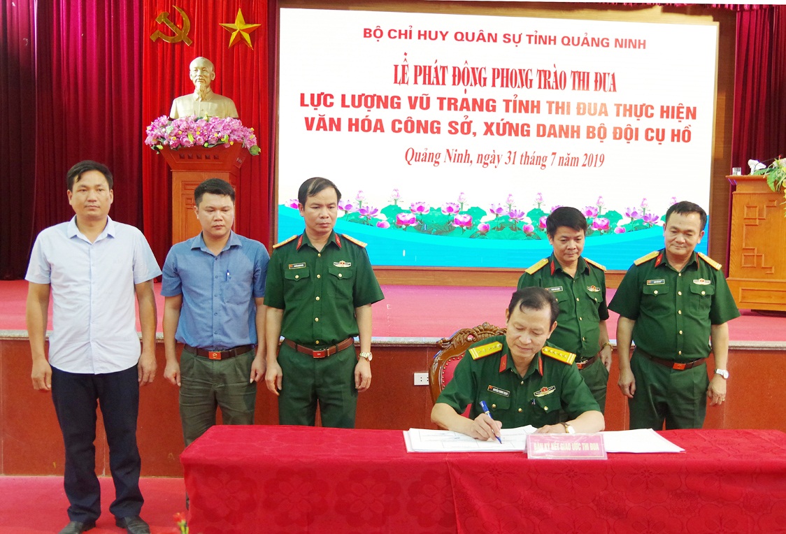 Các cơ quan, đơn vị ký kết thi đua văn hóa công sở trong LLVT tỉnh.