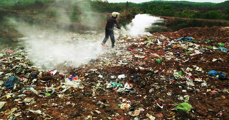 Xử lý, chôn lấp rác thải tại bãi rác thôn Đồng Tâm, xã Dực Yên.