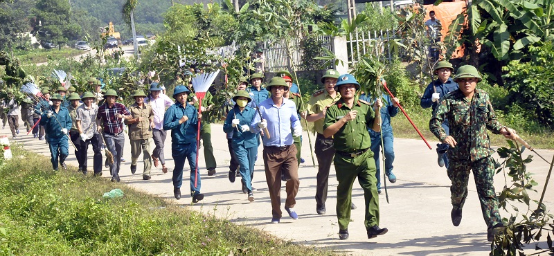 Lực lượng tại chỗ phường Mông Dương thực hiện  chữa cháy rừng tình huống1.