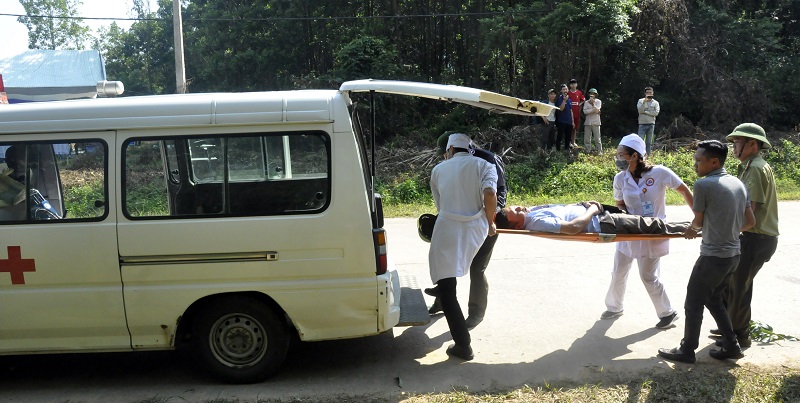 Lực lượng y tế tham gia diễn tập tổ chức cấp cứu người bị ngạt trong quá trình chữa cháy rừng.