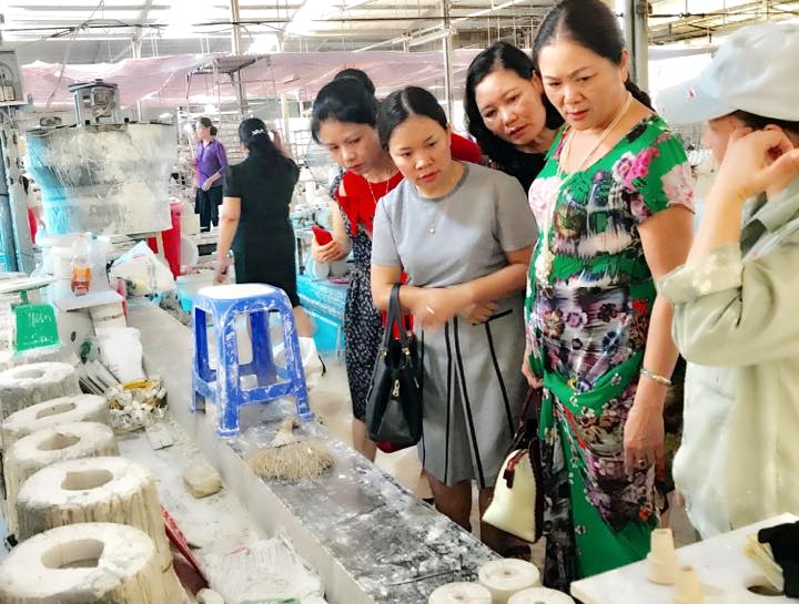 CLB Doanh nhân nữ Quảng Ninh tham quan xưởng sản xuất gốm tại công ty TNHH Quang Vinh