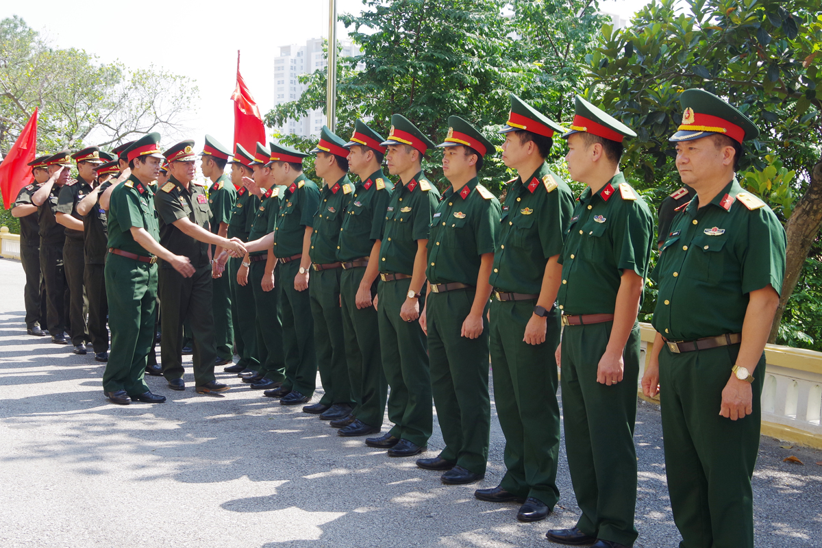 Đoàn công tác Tổng cục Hậu cần (QĐND Lào) đến thăm và làm việc tại Bộ CHQS tỉnh.