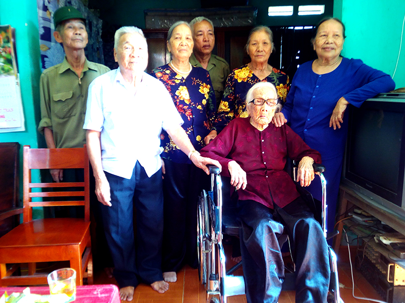 Cụ Nguyễn Thị Tê, 111 tuổi, và các con của cụ vui mừng phấn khởi nhận chiếc xe lăn do Đạo tràng Phúc Tụ trao tặng
