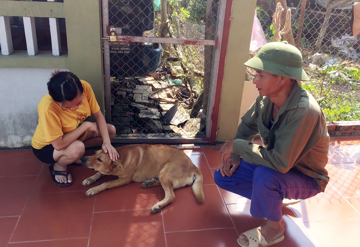 Cán bộ thôn Đồng Tâm đi rà soát, thống kê số đàn chó của các hộ dân trên địa bàn. 