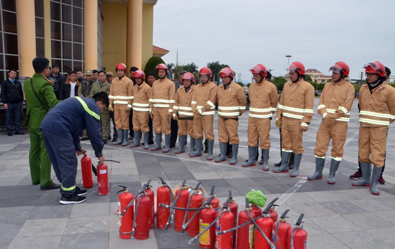 Công an TP Móng Cái thường xuyên tổ chức huấn luyện, tập huấn PCCC cho lực lượng chữa cháy dân phòng và cơ sở tại địa phương/