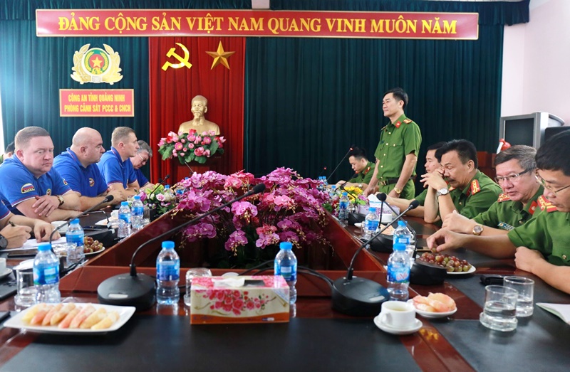 Đại tá Phạm Công Long, Phó Giám đốc Công an tỉnh Quảng Ninh phát biểu tại chương trình làm việc