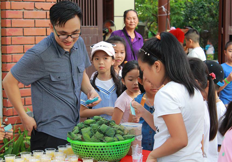 Trịnh Đức Việt giao lưu cùng học viên Trung tâm trong buổi ngoại khóa 