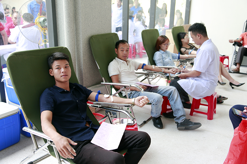 Đông đảo đoàn viên thanh niên tham gia hiến máu tình nguyện
