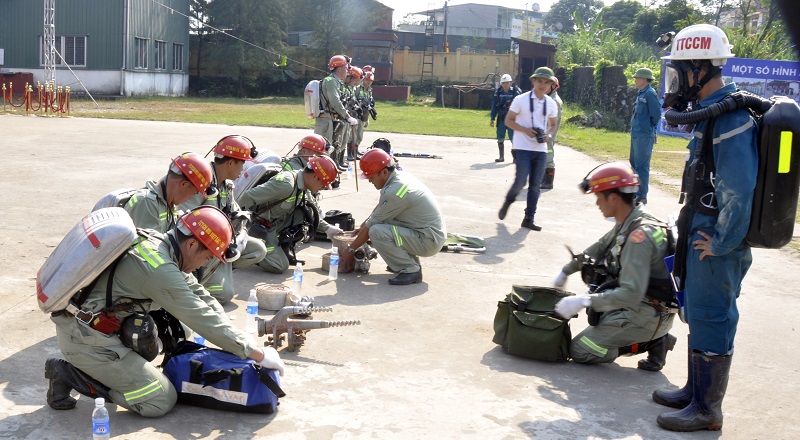 Lực lượng cứu hộ bán chuyên Công ty Than Quang Hanh kiểm tra thiết bị trước khi xuống lò giả định tìm kiếm cứu nạn...
