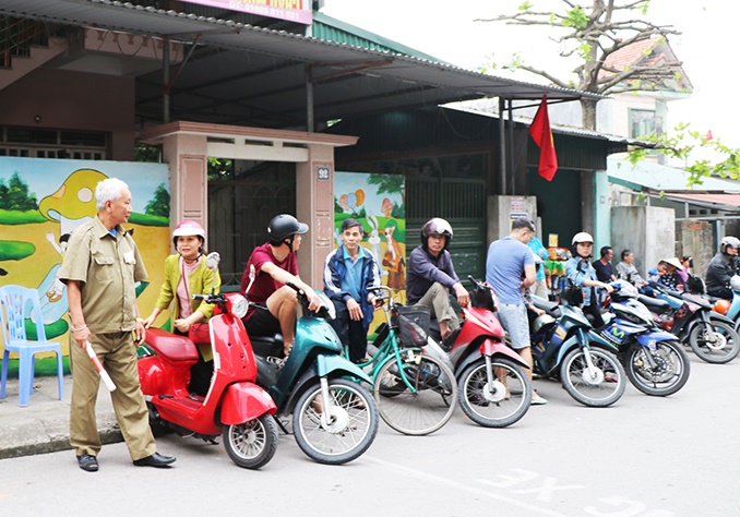 Các cựu chiến binh phường Thanh Sơn tham gia đảm bảo ATGT giờ tan học tại Trường Tiểu học Lý Thường Kiệt.