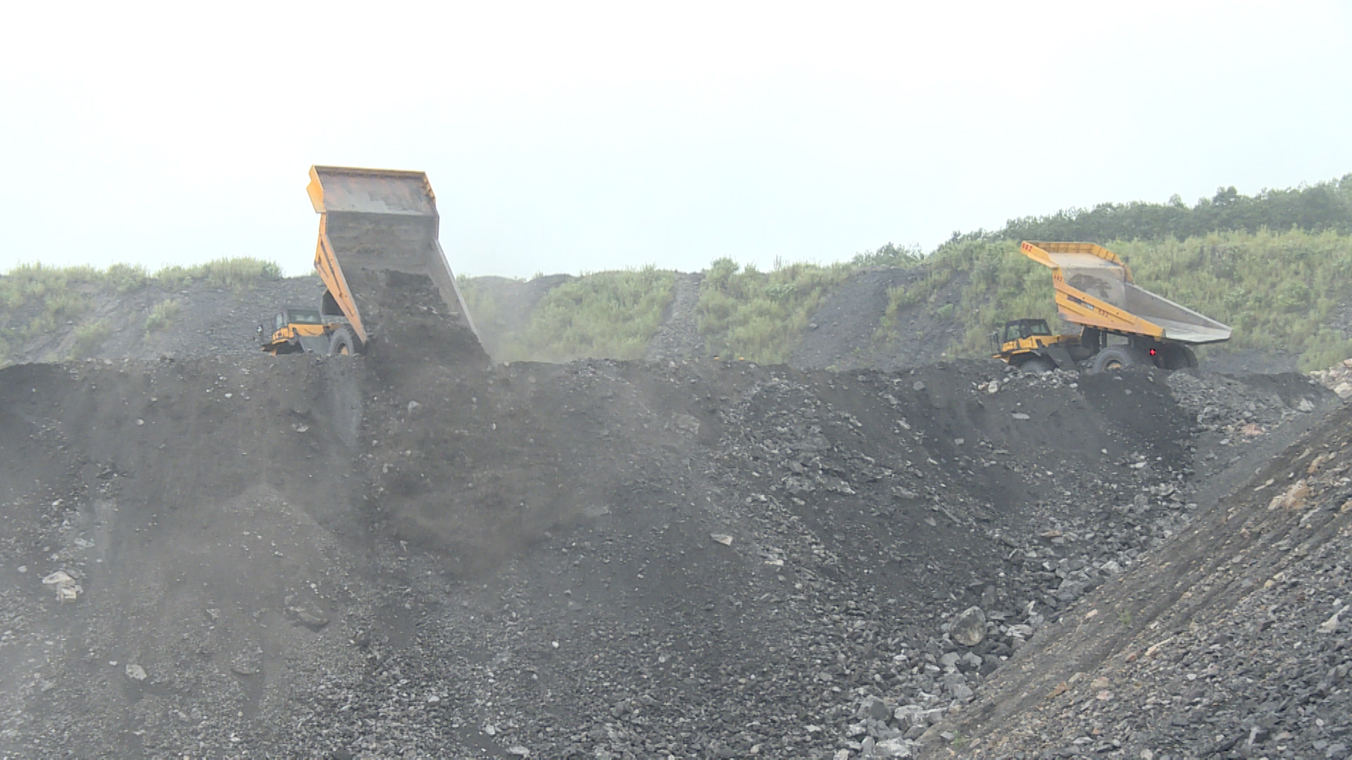 Xe vận tải của Công ty cổ phần than Cọc Sáu đổ bã sàng tại các bãi thải trong ranh giới mỏ