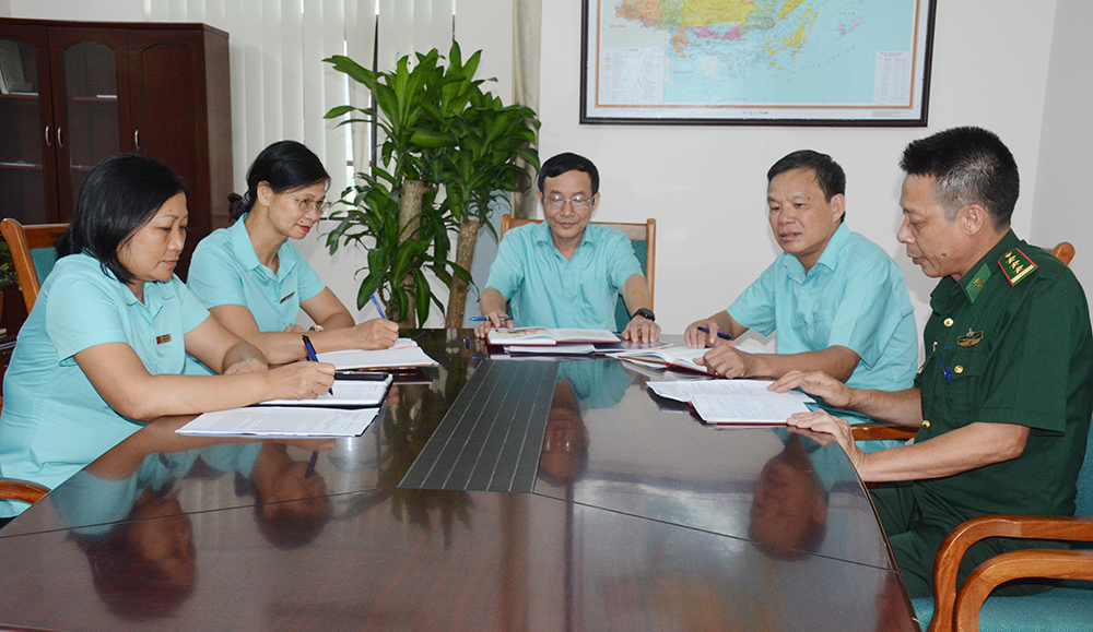 Thượng tá Vũ Hồng Sơn, Đồn trưởng Đồn Biên phòng cửa khẩu Hoành Mô báo cáo tình hình biên giới với Huyện ủy Bình Liêu