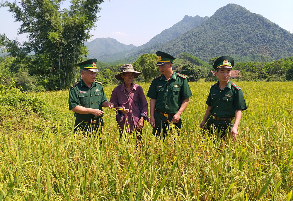 Thượng tá Phùng Đức Vinh, Chính trị viên Đồn BP Quảng Đức (ngoài cùng bên trái) xuống địa bàn để nắm tình hính sản xuất của người dân bản Pò Hèn, xã Quảng Đức(Hải Hà) 