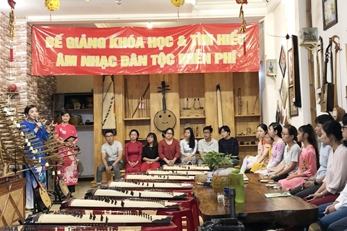 Lớp học âm nhạc dân tộc miễn phí của Nghệ sĩ Ưu tú Tuyết Mai. Ảnh: Tiêu Dao.