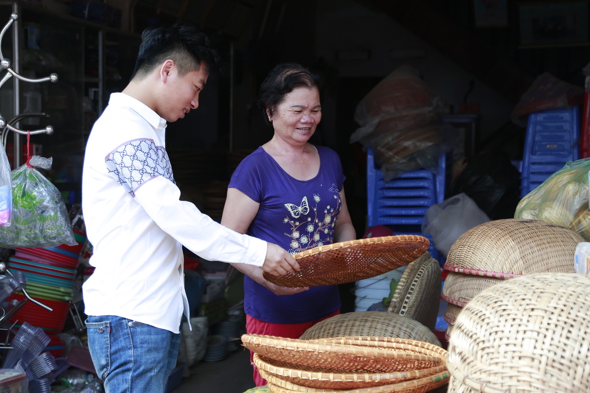 Niềm vui giản dị của bà Nguyễn Thị Thu, người đã có 25 năm làm nghề đan lát truyền thống  trên con phố nhỏ ở thị trấn Tiên Yên.